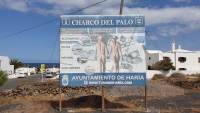 Das Schild steht am Ortseingang von Charco del Palo.
